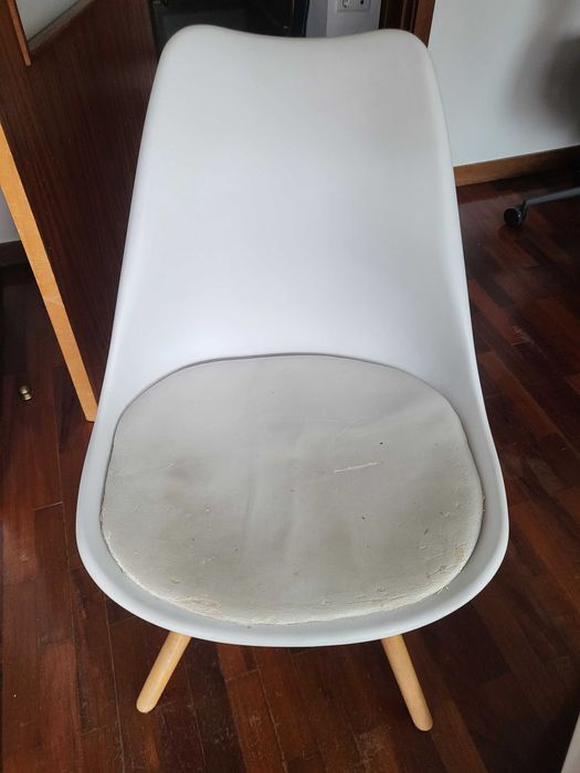 6 cadeiras brancas com pés de madeira