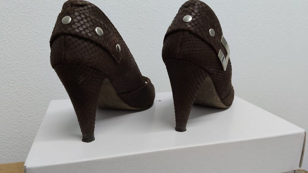 Sapatos castanhos