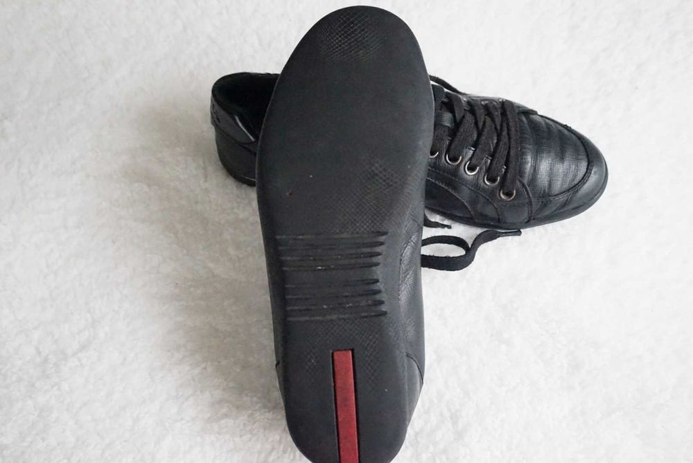 Ténis pretos da Prada