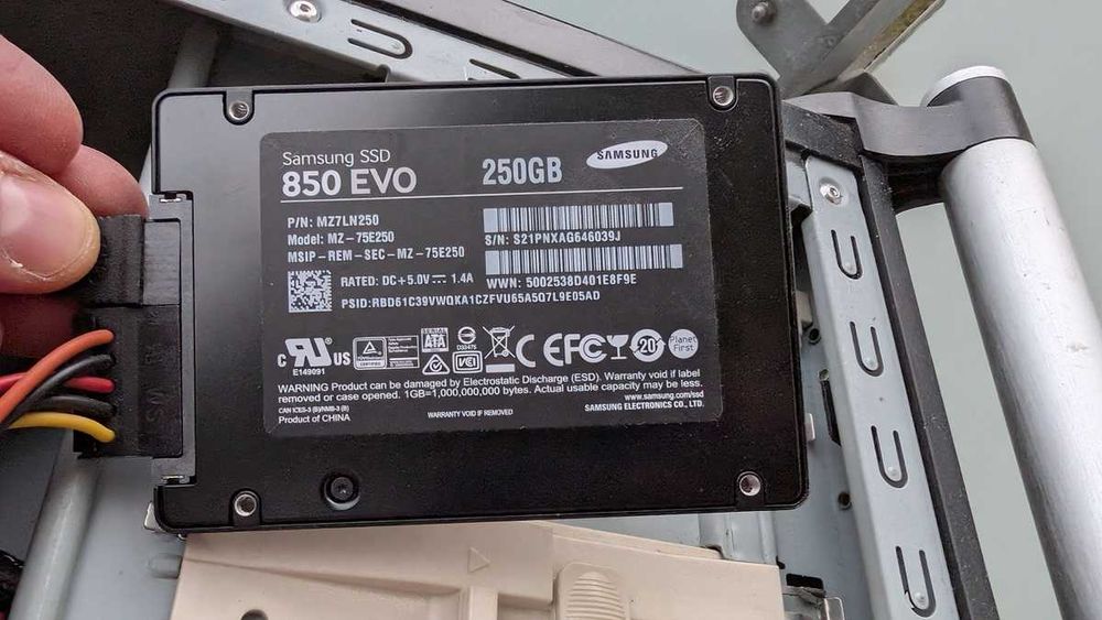 Komputer PC do gier: i5-4690K, GTX 1070 Ti, 16GB RAM, Dysk SSD 250GB.