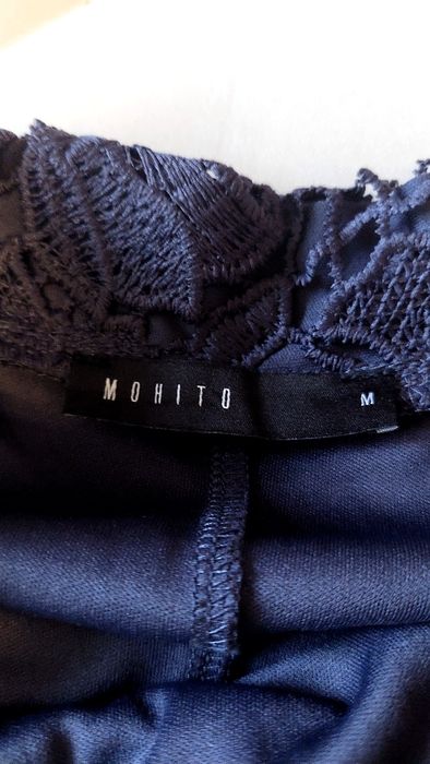 Granatowa spódnica mini z ozdobną koronką