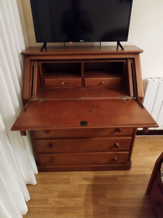 secretária em pinho e em bom estado