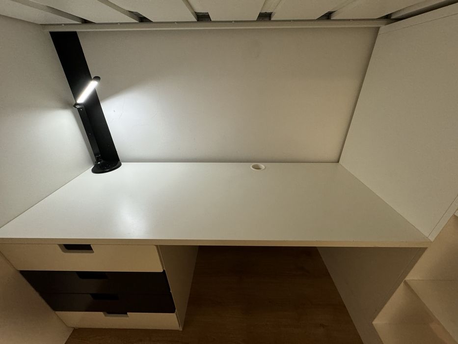 Zestaw łóżko piętrowe z biurkiem, szafką, półkami i szufladami