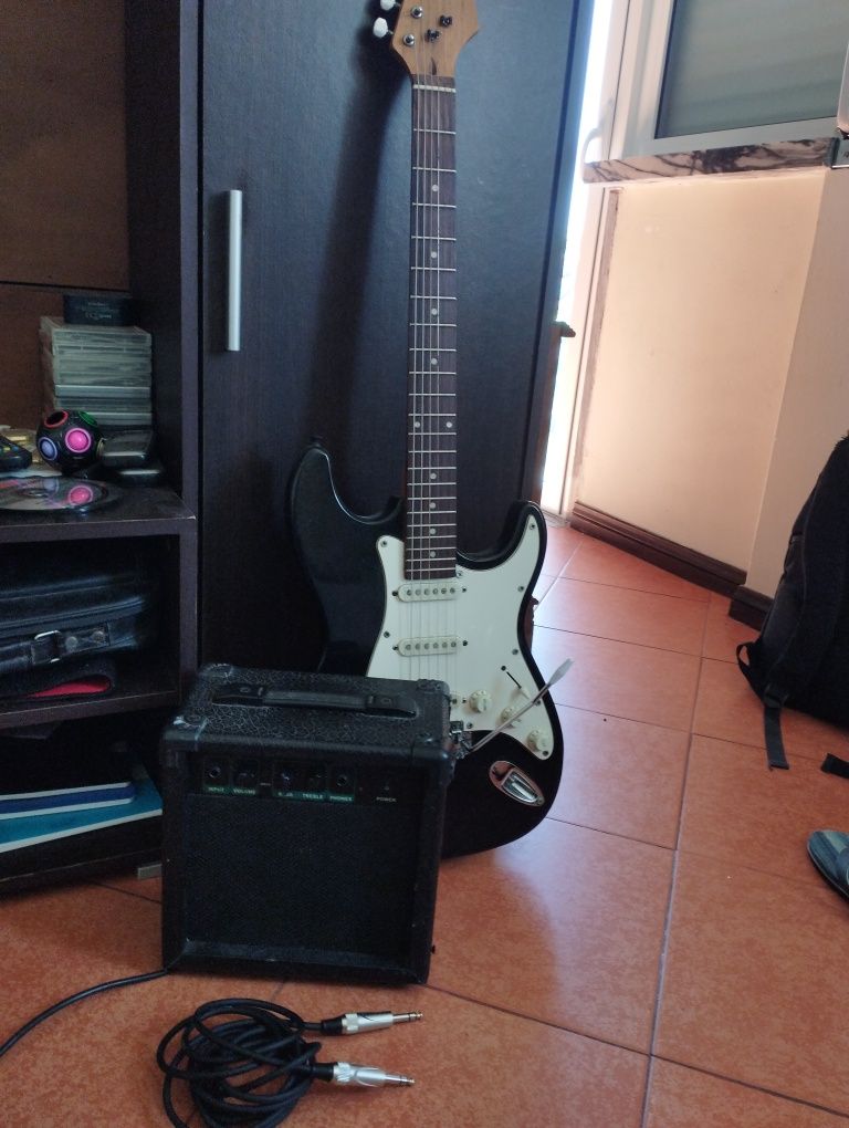 Guitarra Eléctrica c/ Amplificador – Excelente Estado!