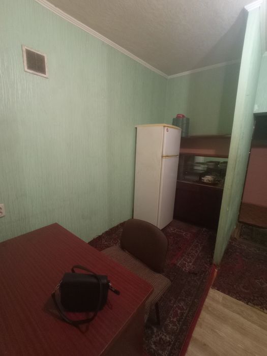 Продам МЕГА -дешевую гостинку метро Индустриальная 1-а минута