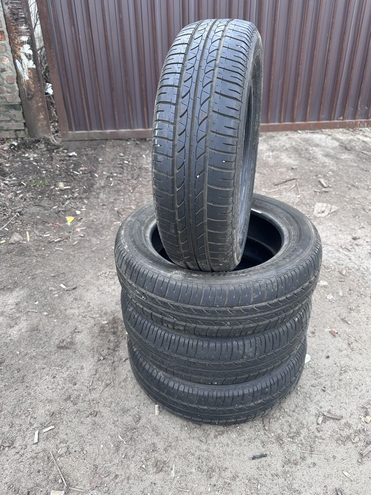 Комплект шин 165/65 R15,чудовий стан, з Європи,без дефектів