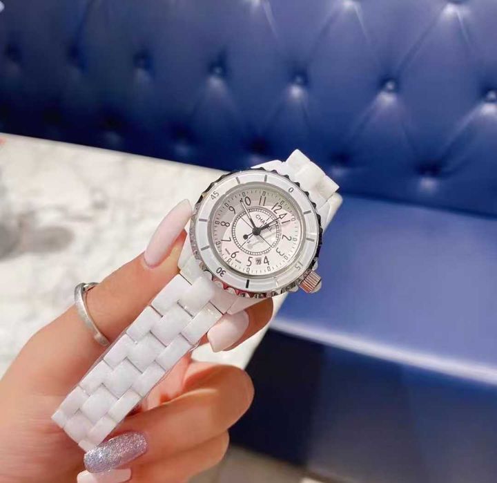 Biały zegarek damski Chanel