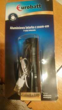 Aluminiowa latarka z zoomem.