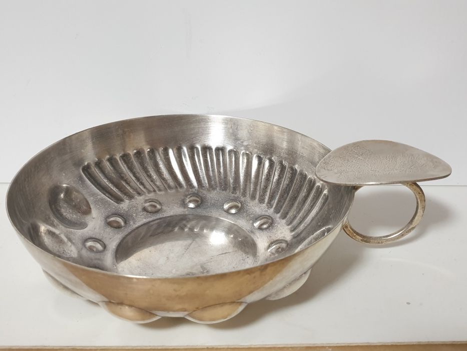 Rara, enorme 20 cm, antiga taça tastvin WMF em casquinha