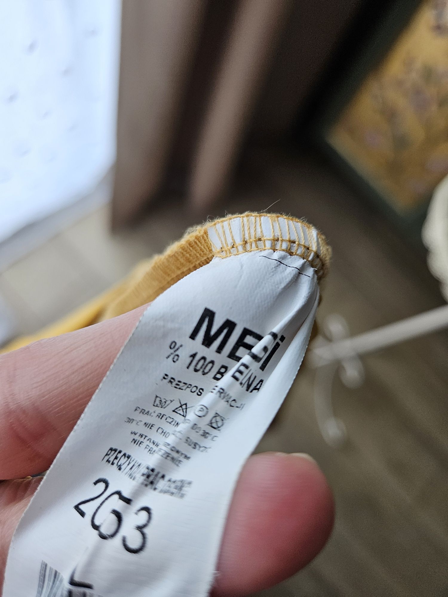 Sukienka damska z bufiastymi rękawami  MeGI w pięknym, wyrazistym musz