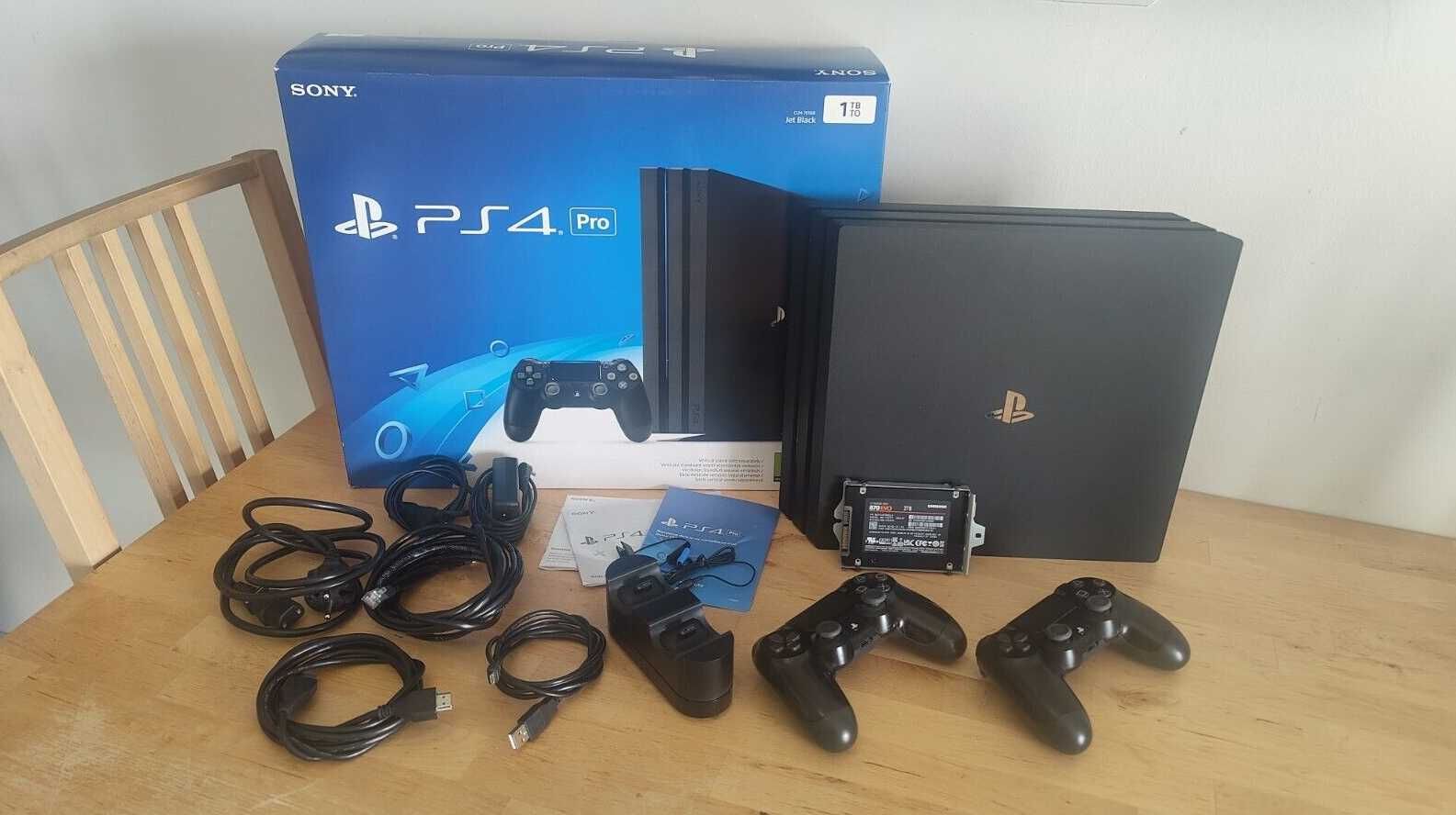 Konsola Ps4 Pro + 2 kontrolery stacja ładująca i dodatkowy dysk 2TB