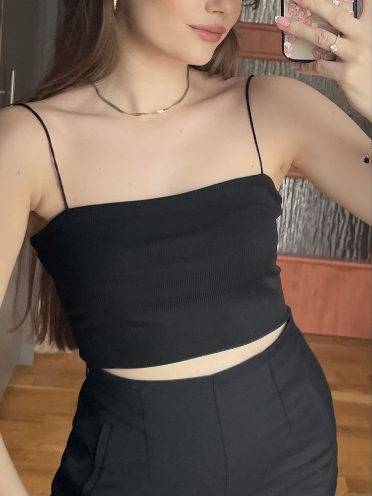 Czarny top prążkowany materiał