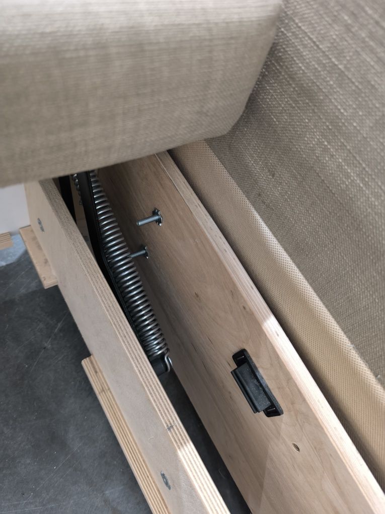 Ładna beżowa sofa z funkcją spania dowóz
