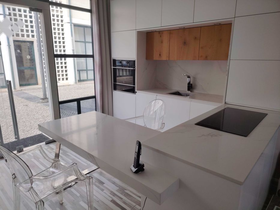 Cozinha branco lacado e bancada calacatta