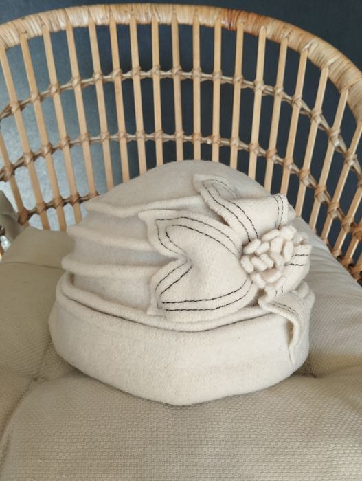 Nakrycie głowy z dekoracyjnym kwiatem, 100% wełna, kremowy Something&S