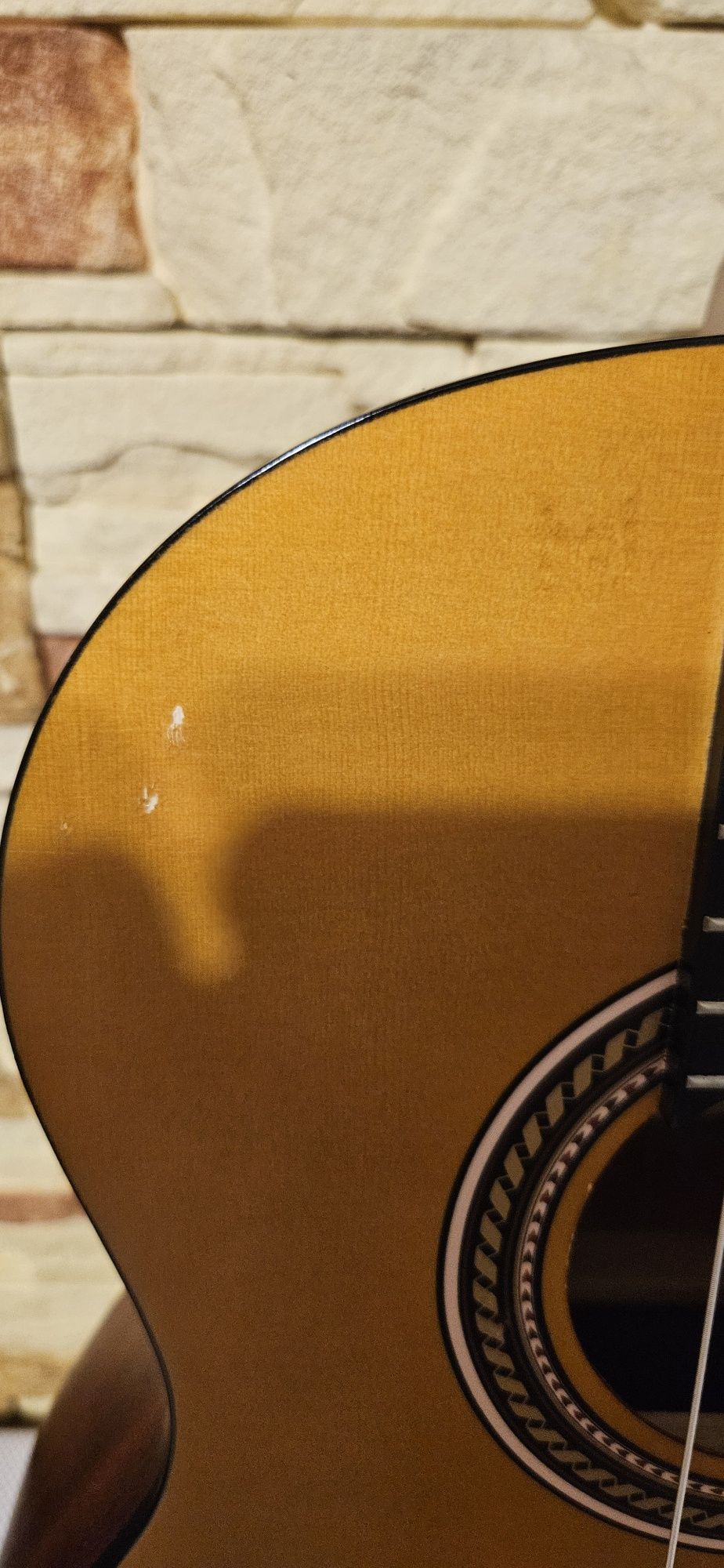Gitara z pokrowcem.