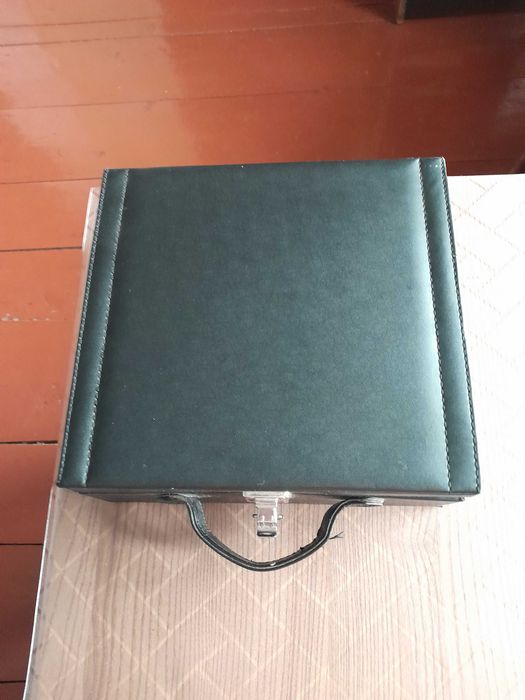 Вироблено в Нідерландах:тример для голови на акумуляторі.