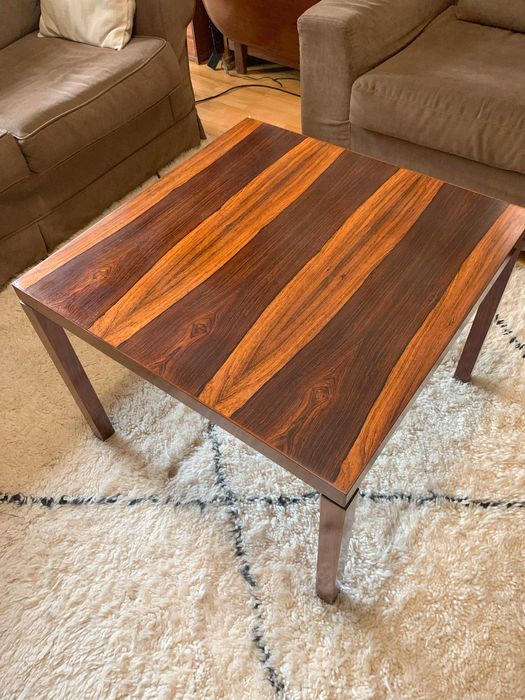Mesa de apoio em pau santo