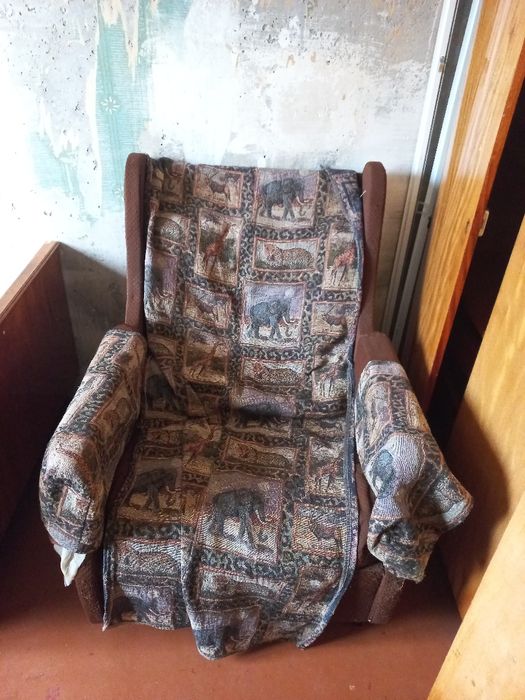 Крісло. Можна обити і буде як нове