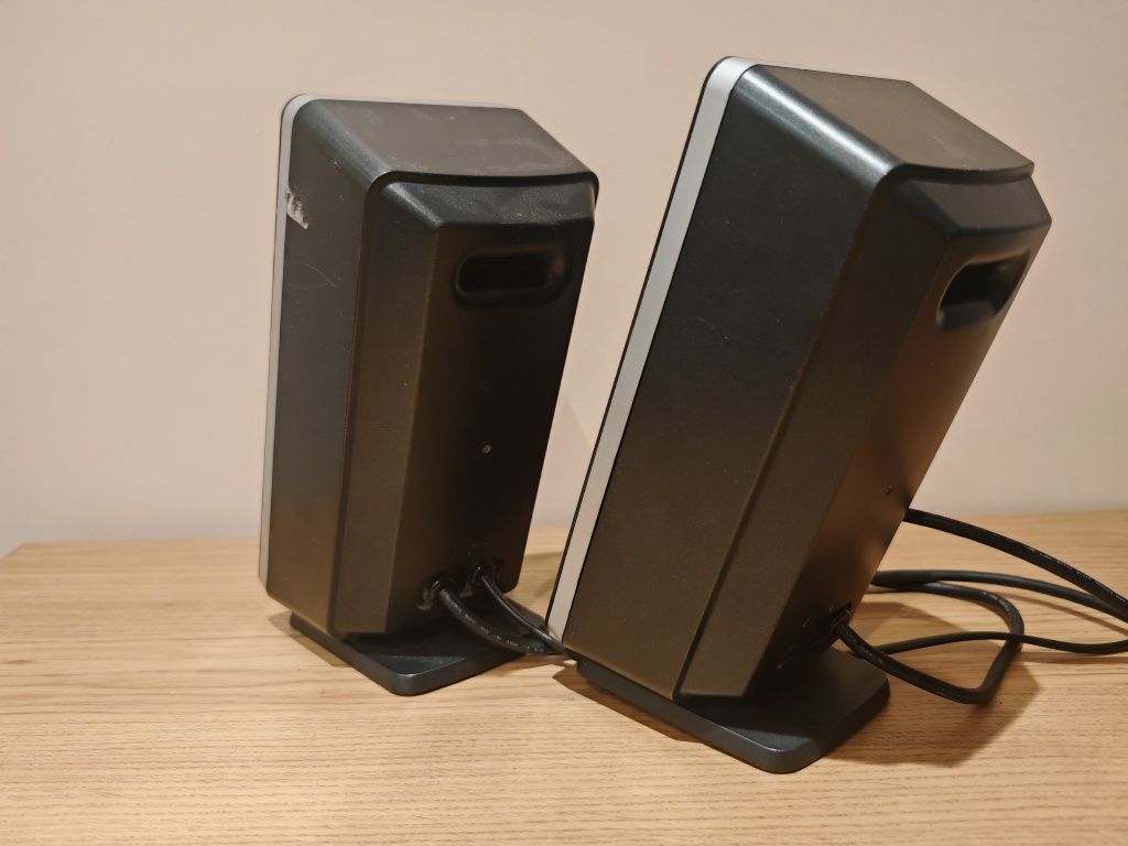 Głośniki Logitech Z-10 2.0 z wyświetlaczem legenda :)