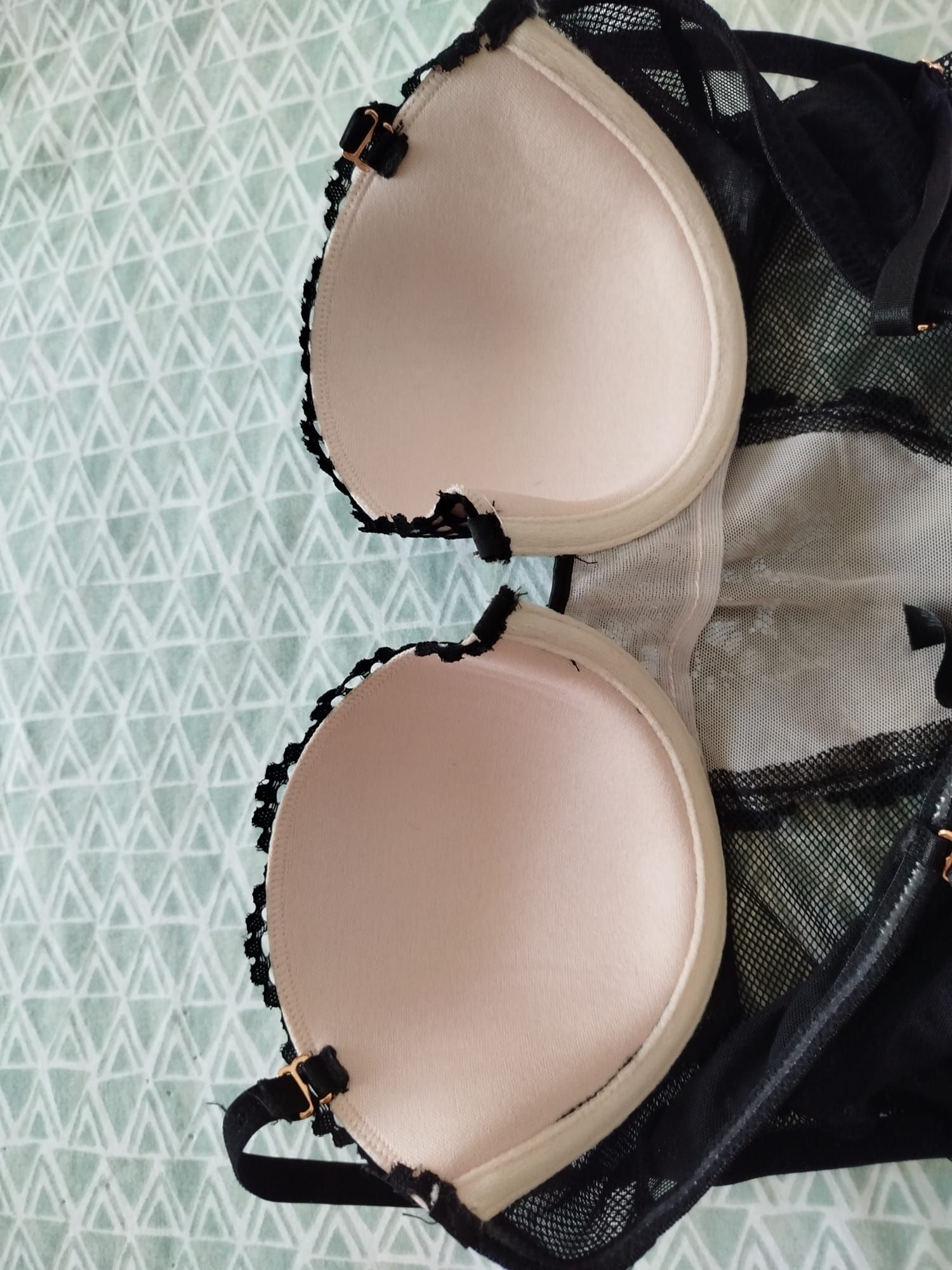 Lingerie preta com transparência