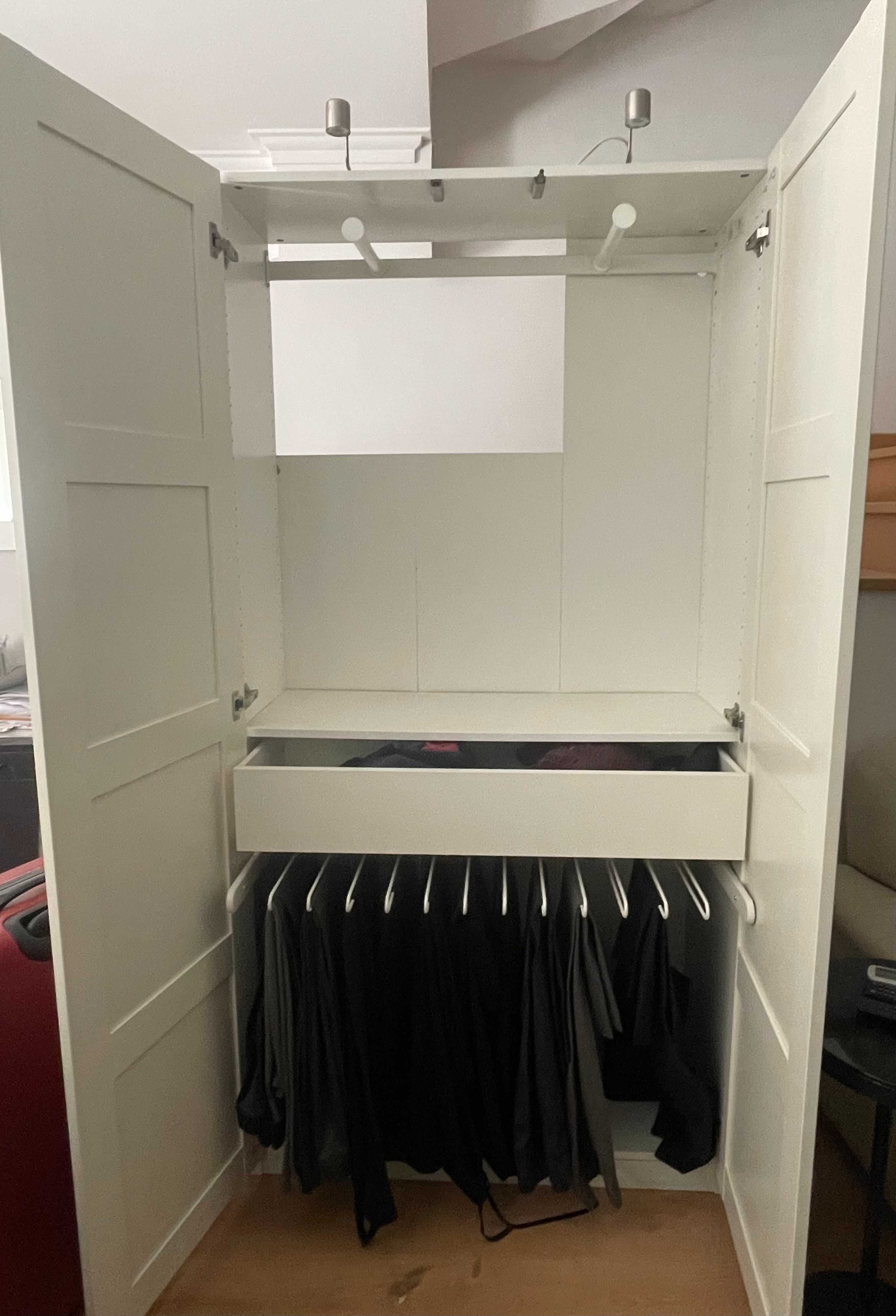 Roupeiro Ikea com prateleira, gaveta,  calceiro e iluminação no topo