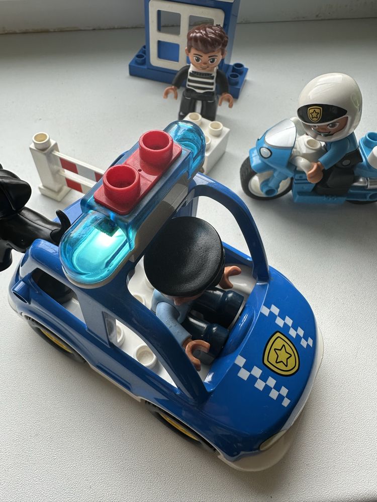 Klocki Lego duplo policja auto motor pies tropiący złodziej