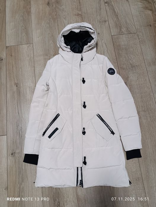 Зимовий білий пуховик