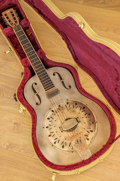 Guitarra Mule Resonator Tricone