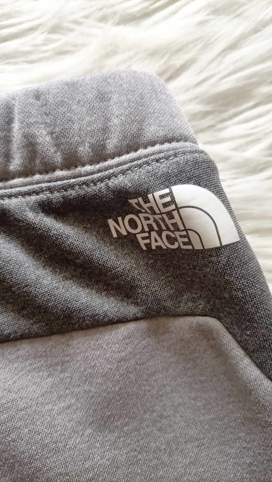 Nowe spodnie dresowe sportowe The North Face na 18-24 mc