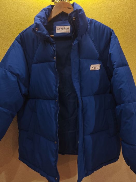 Жіноча осіння (зимова) куртка/пуховик королівського синього кольору.