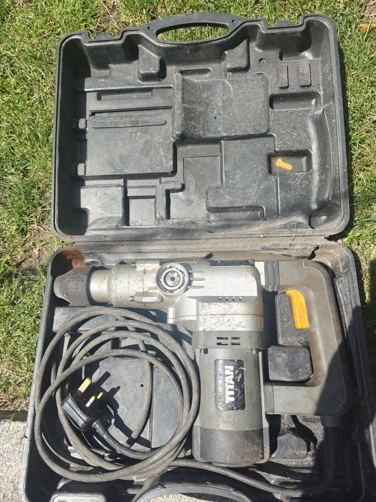 Tytan młot udarowy 1010 w