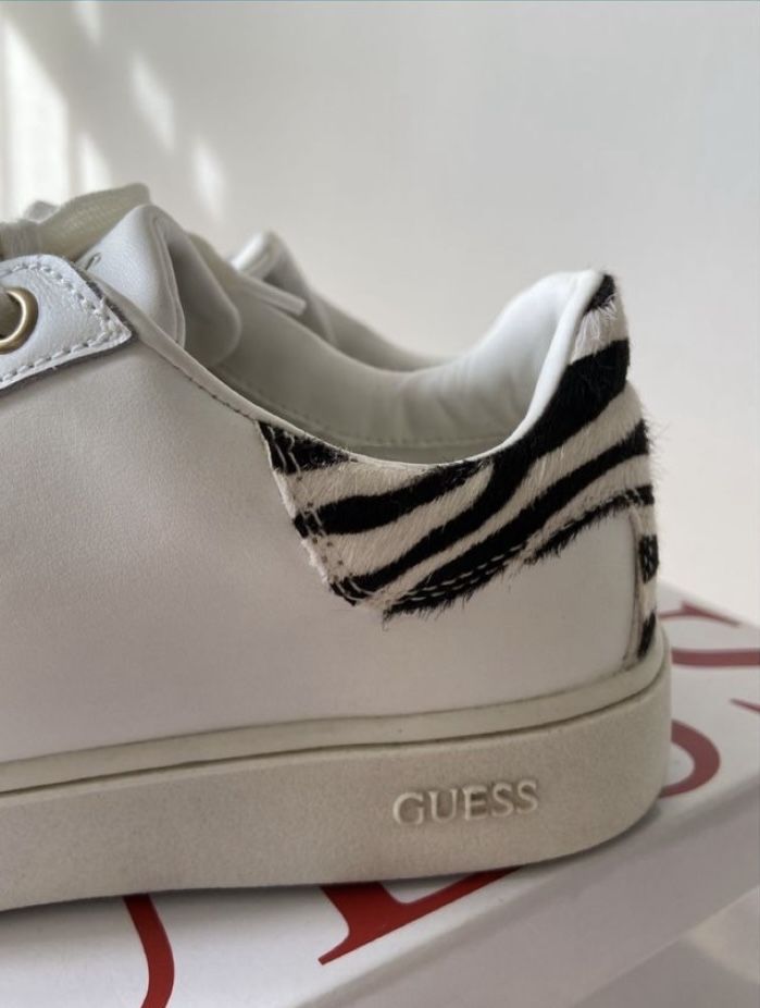 Sneakersy orginalne Guess 37