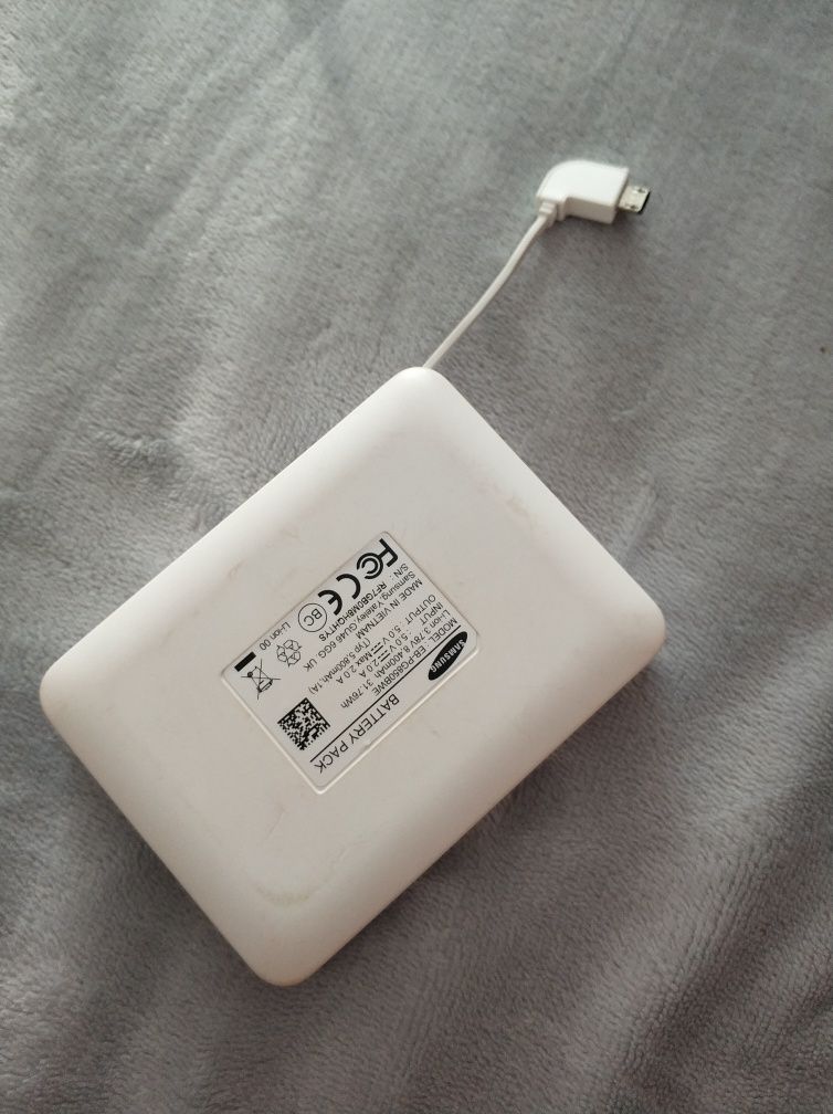 Powerbank Samsung 8400 biały z kablem