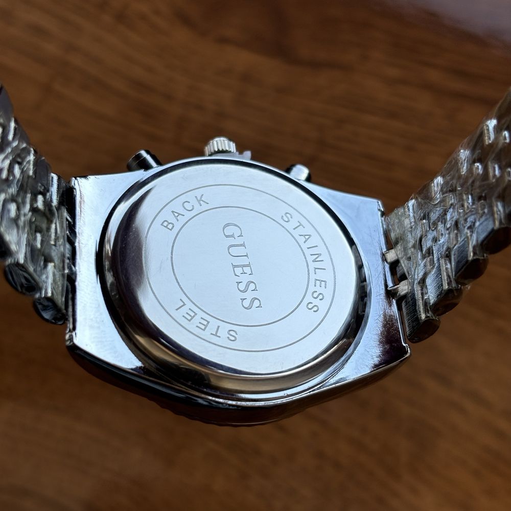 Жіночий годинник Guess на браслеті срібного кольору