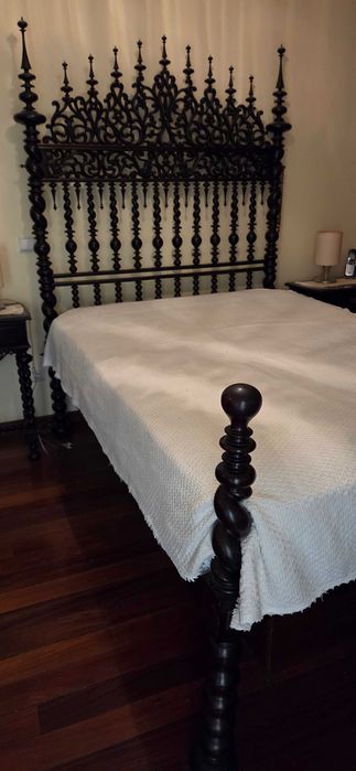 Quarto completo com cama,  2 mesas de cabeceira e cômoda