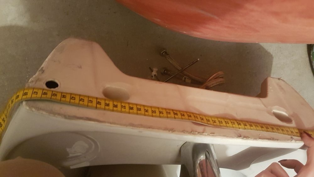 Umywalka biała z baterią i rurkami