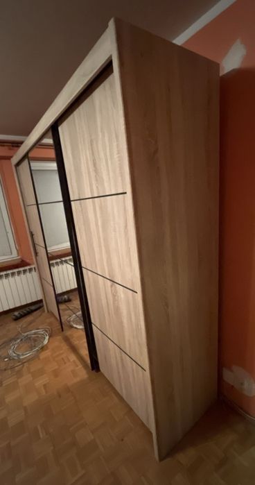 Nowoczesna szafa przesuwna z lustrem – świetny stan!