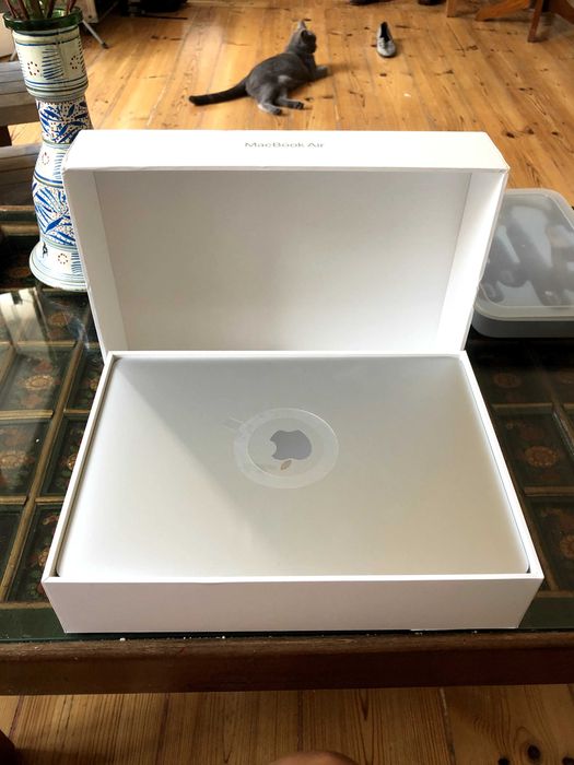 MacBook Air 13’’ M1 Prateado – 8GB / 256GB SSD – Como Novo