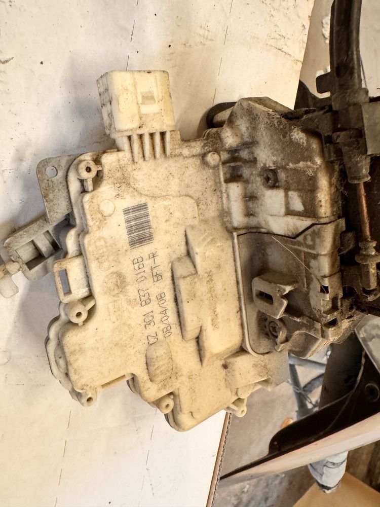 Zamek przednich prawych drzwi VW Passat B6 – 3C1/ 837 016B