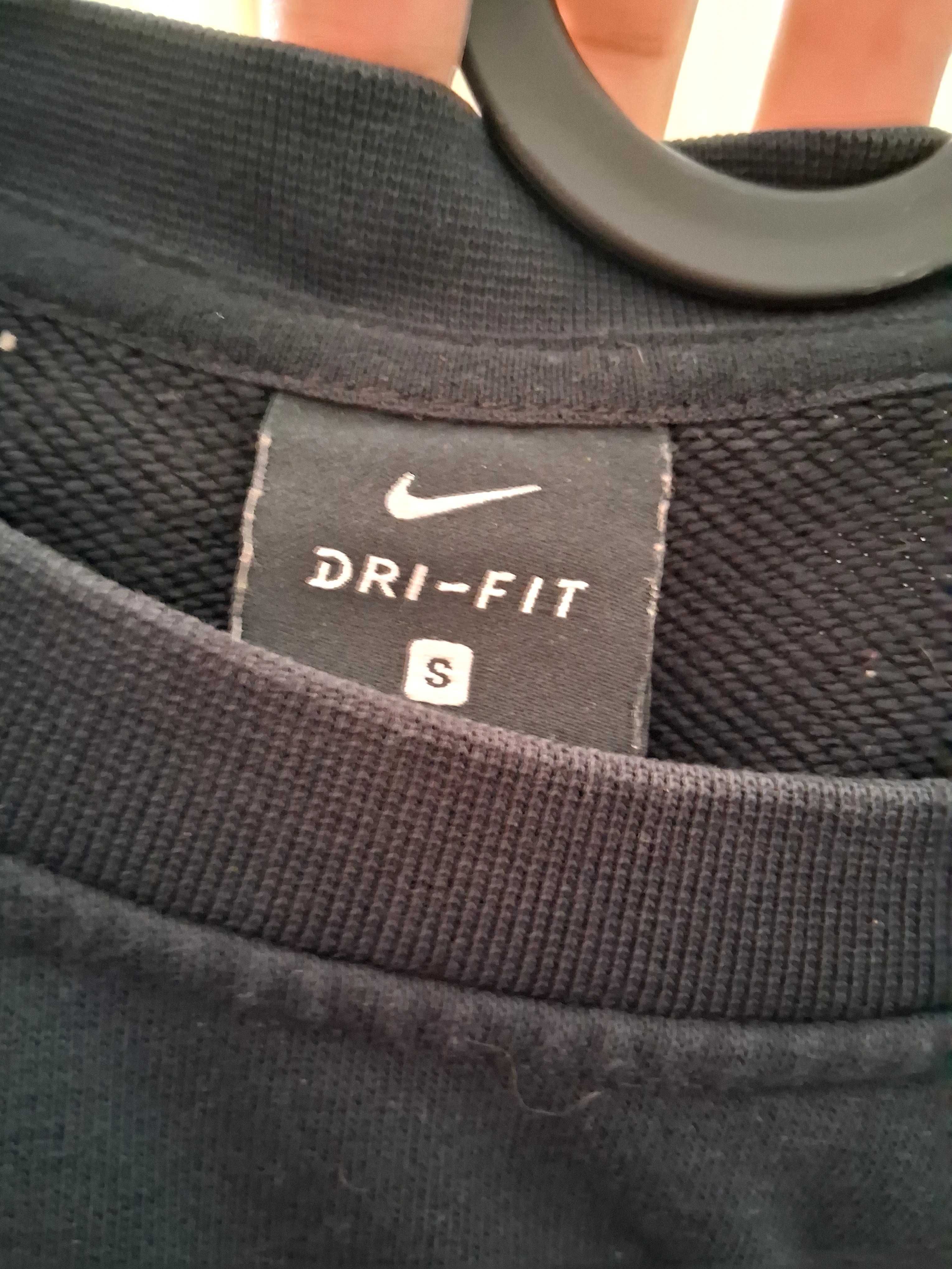 Conjunto desportivo Nike.