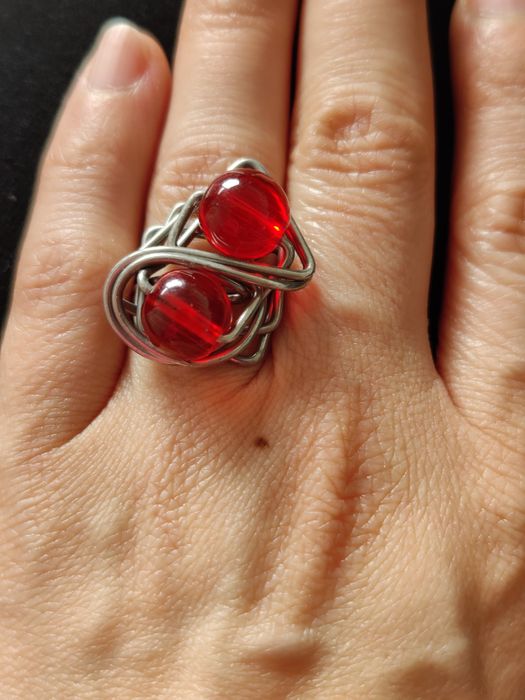 Anel com 2 apontamentos vermelhos