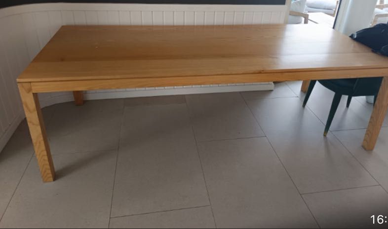 Mesa em Madeira Maciça com 6 Cadeiras – 2,40 m – Excelente Estado