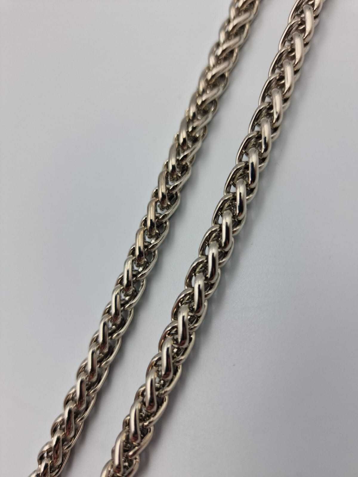 Pleciony naszyjnik typu "rope" – modowy dodatek w srebrnym kolorze