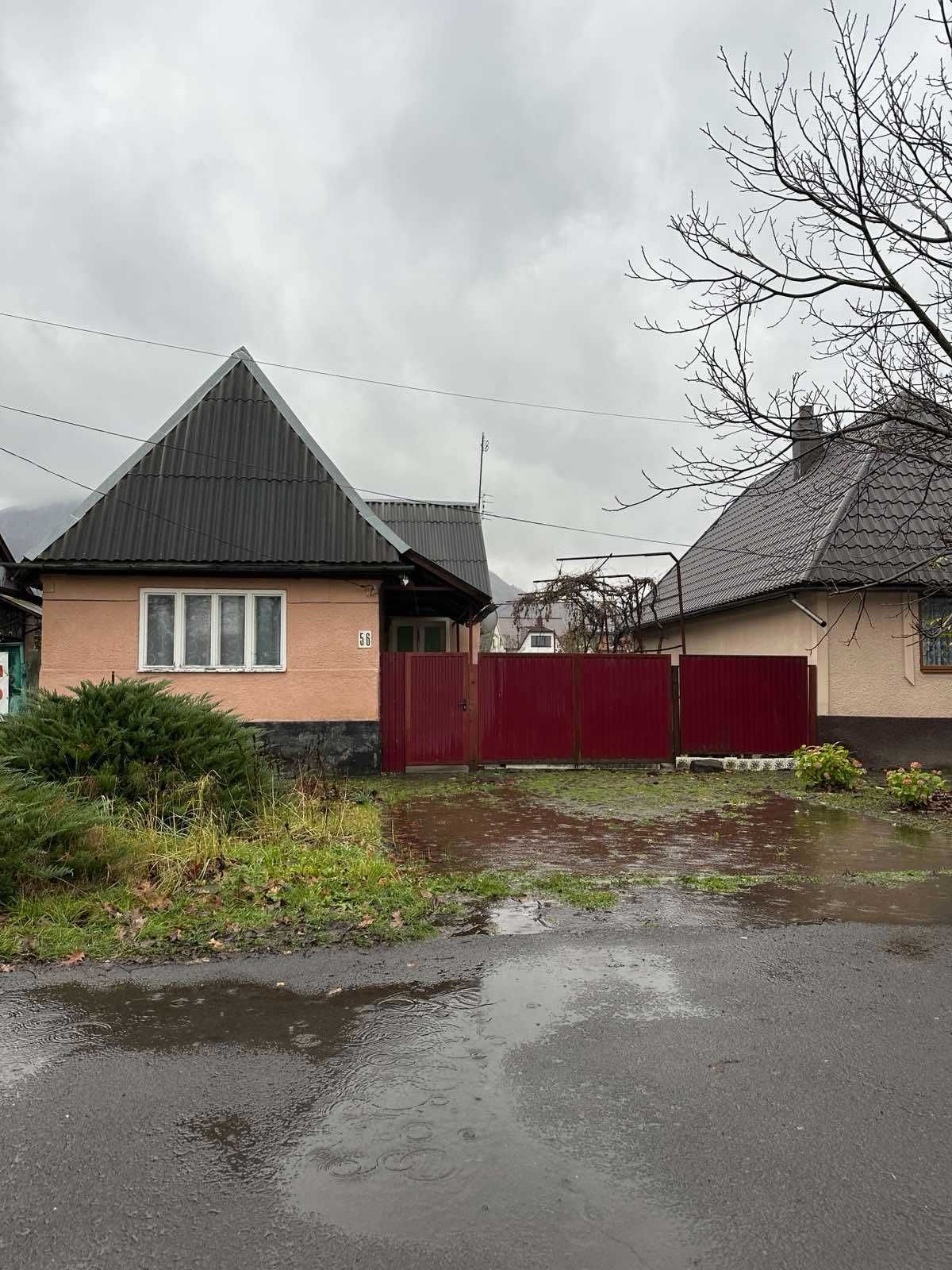 Продається одноповерховий будинок у м. Тячів, недалеко від центри