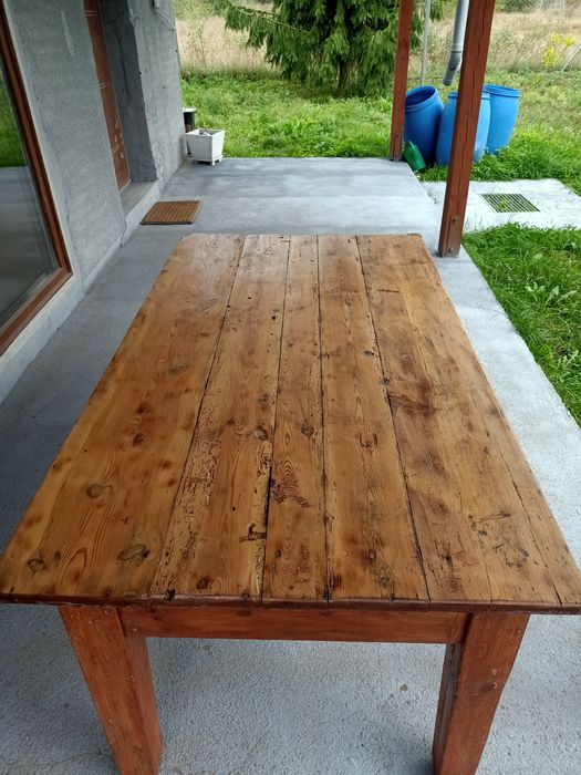 Duży masywny stary stół drewniany