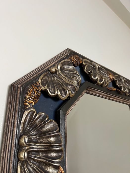 Espelho metálico quadrado com motivos prateados e dourados