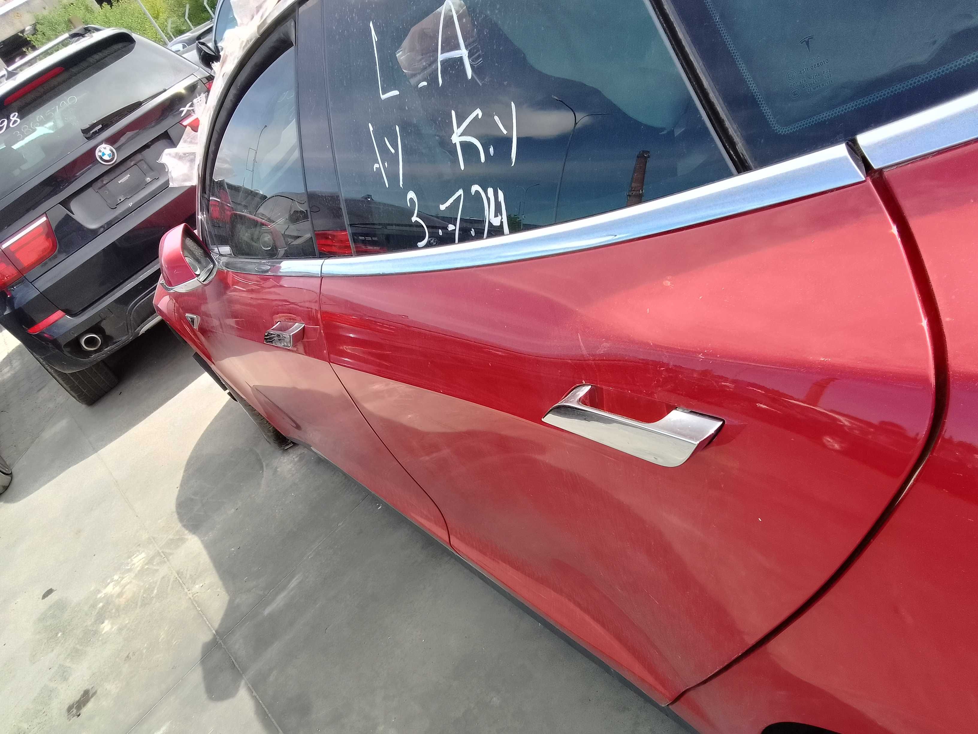Tesla Model S двері ліві