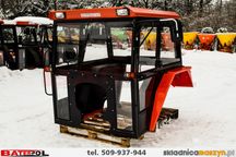 Kabina URSUS C-360 NAGLAK metalowe błotniki (komfortowa)drzwi na koło