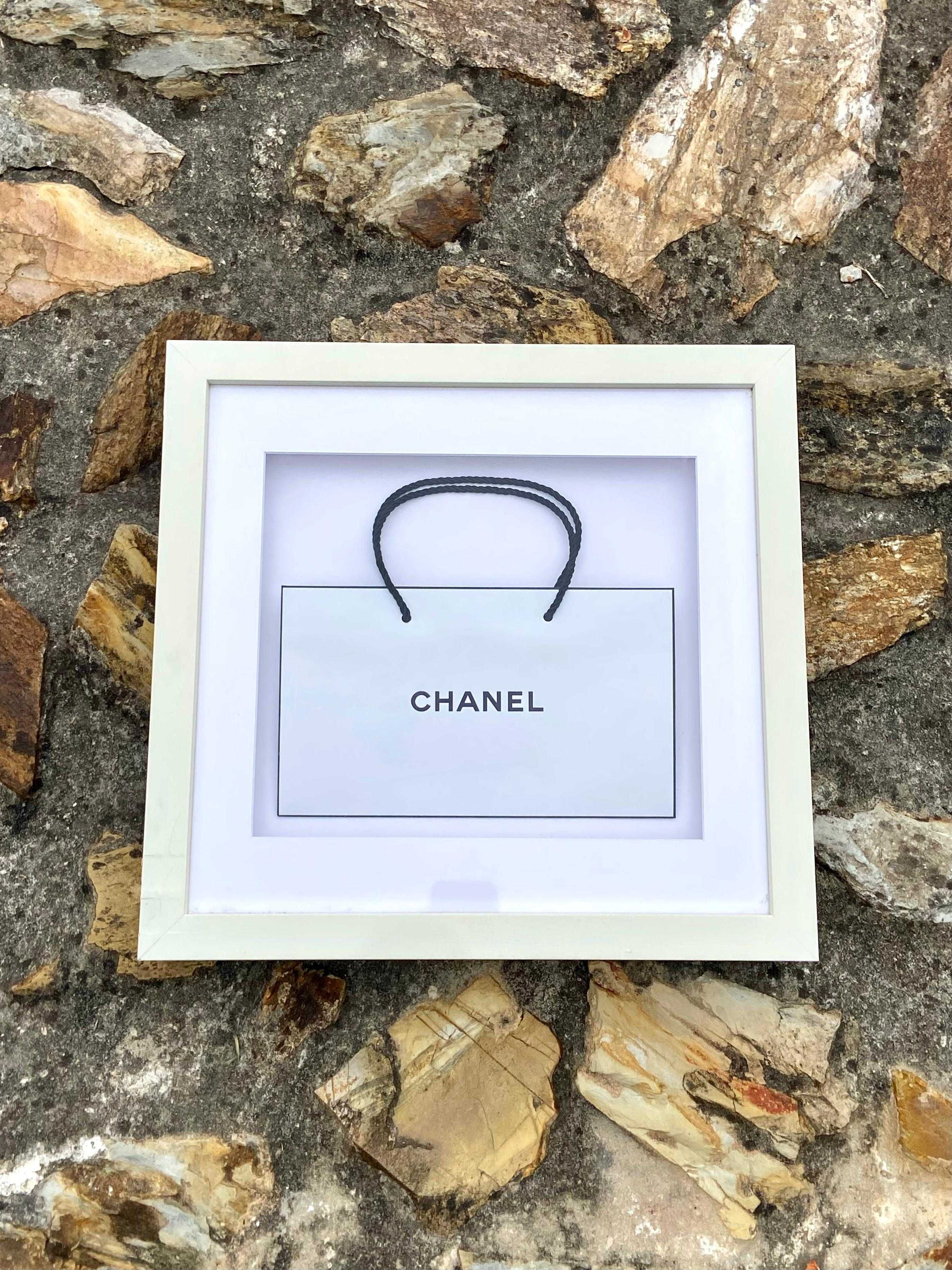 Quadro / Moldura Chanel Com Saca de Compras